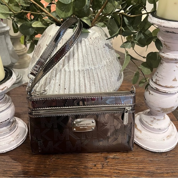 NWOT Michael Kors Metallic Wristlet - Picture 2 of 8